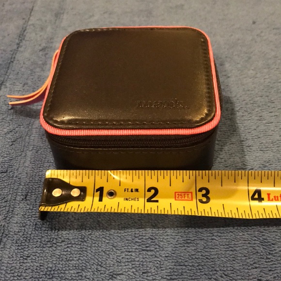 Small Zippered faux leather travel case - Picture 4 of 6